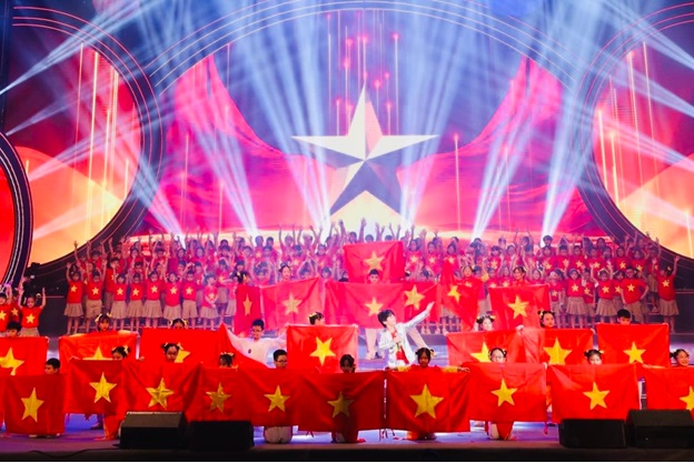 Trường Tiểu học Đoàn Thị Điểm Hà Nội đón Cờ thi đua của Chính phủ Trường Tiểu học Đoàn Thị Điểm Hà Nội đón Cờ thi đua của Chính phủ