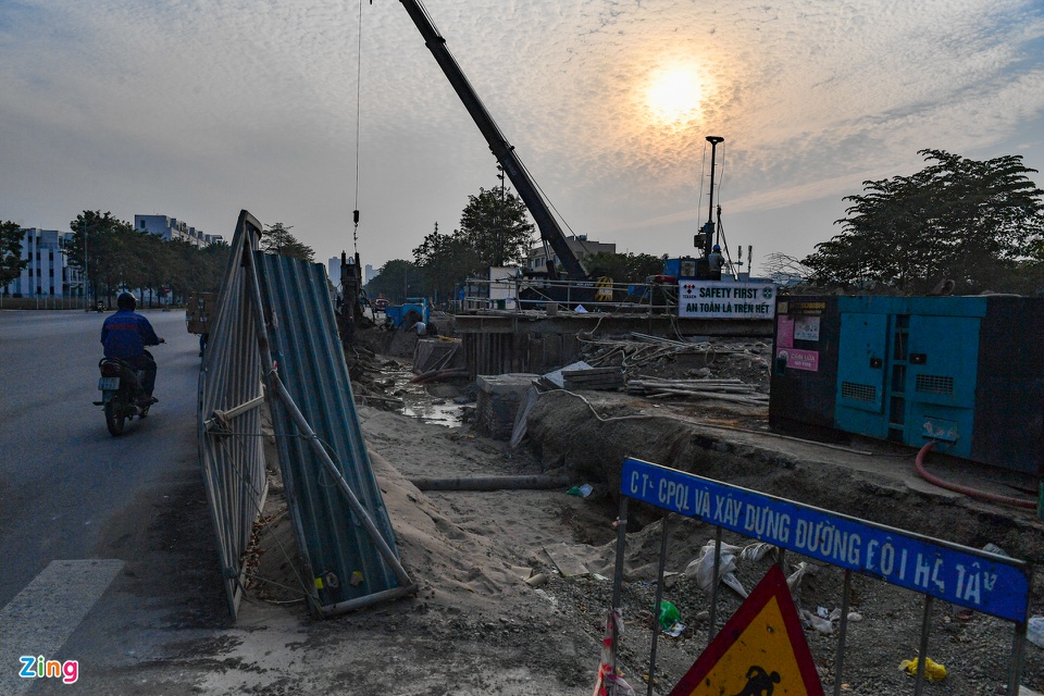 Đường nghìn tỷ ở Hà Nội bị đào xới sau gần 2 năm thông xe