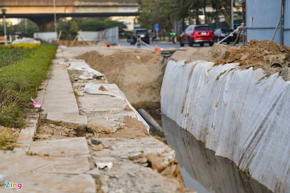 Đường nghìn tỷ ở Hà Nội bị đào xới sau gần 2 năm thông xe