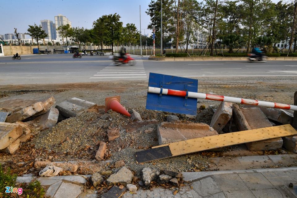 Đường nghìn tỷ ở Hà Nội bị đào xới sau gần 2 năm thông xe