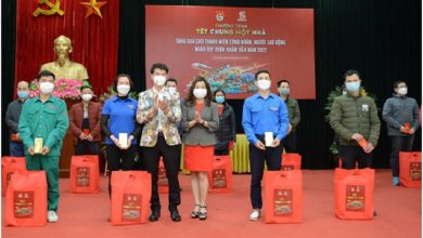 700 phần quà Tết đến với công nhân và tình nguyện viên chống dịch