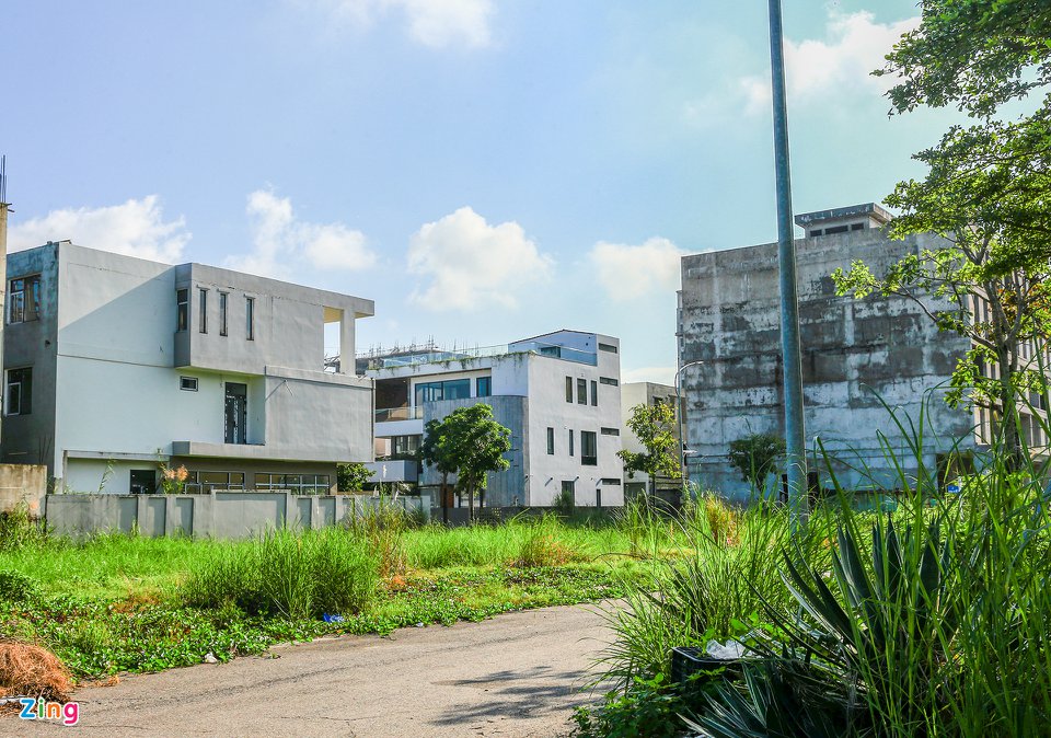 Hàng trăm biệt thự bỏ hoang ở khu đô thị quốc tế Đa Phước