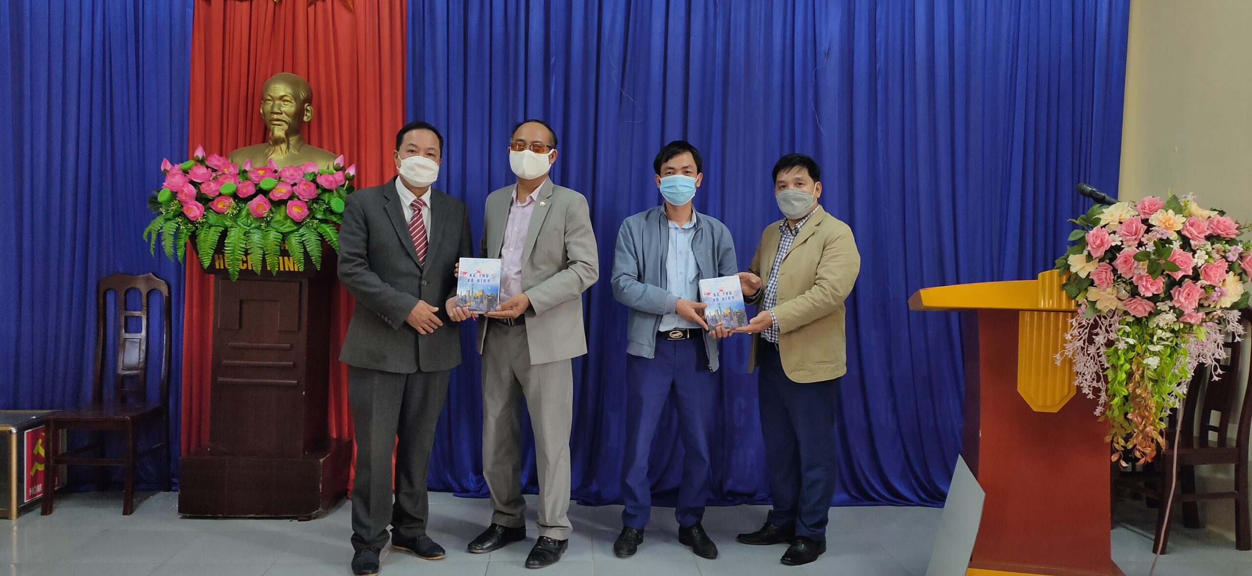 NXB Thể thao & Du lịch cùng Nhóm tác giả Sách “Kẻ thù vô hình Covid-19” báo công dâng Bác và truyền đi ngọn lửa tấm lòng nhân ái NXB Thể thao & Du lịch cùng Nhóm tác giả Sách “Kẻ thù vô hình Covid-19” báo công dâng Bác và truyền đi ngọn lửa tấm lòng nhân ái