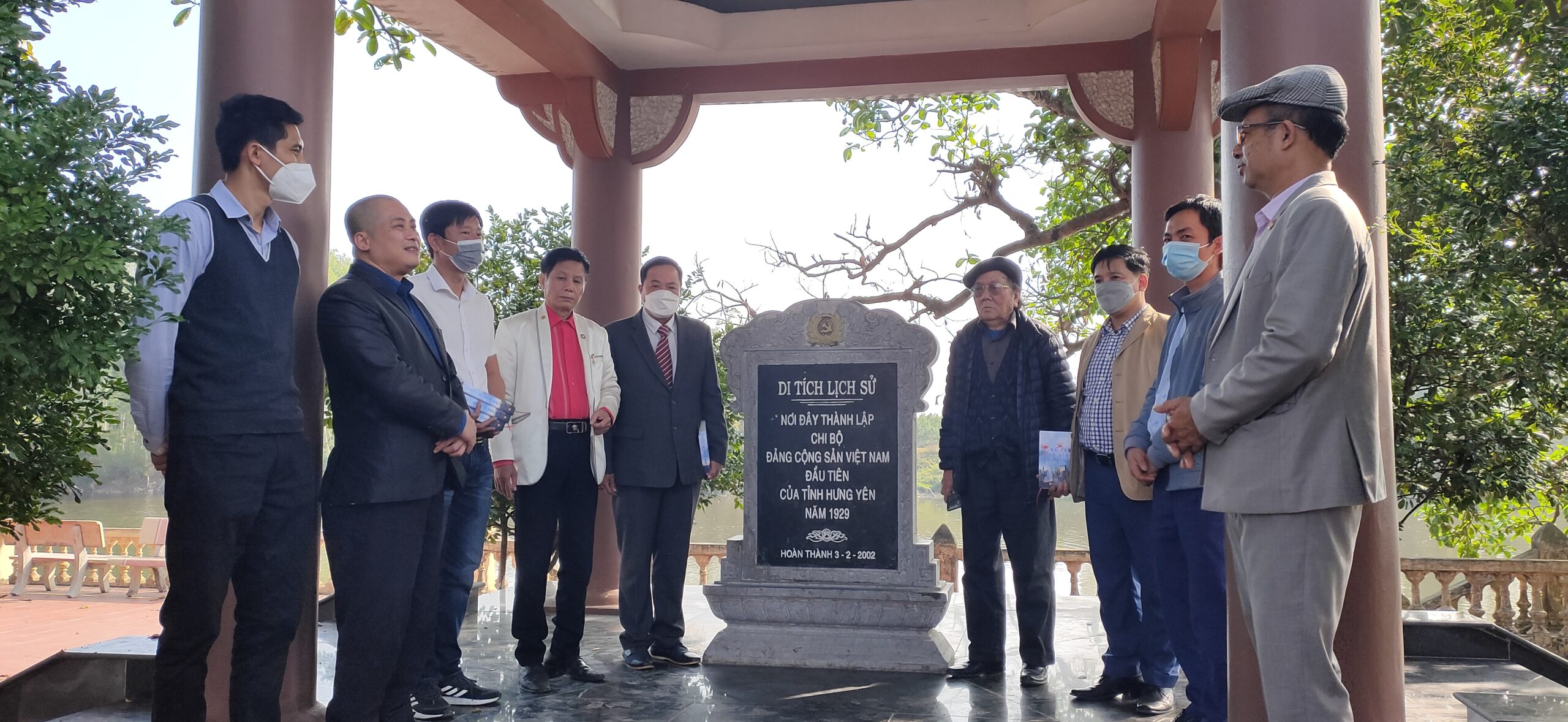 NXB Thể thao & Du lịch cùng Nhóm tác giả Sách “Kẻ thù vô hình Covid-19” báo công dâng Bác và truyền đi ngọn lửa tấm lòng nhân ái NXB Thể thao & Du lịch cùng Nhóm tác giả Sách “Kẻ thù vô hình Covid-19” báo công dâng Bác và truyền đi ngọn lửa tấm lòng nhân ái