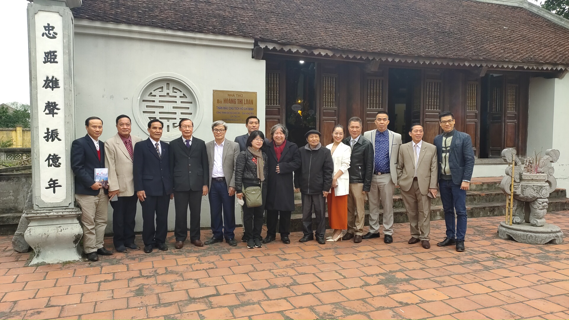 CLB VHNT Tài năng trẻ Đoàn Thị Điểm tổ chức dâng hương Đền thờ Bà Hoàng Thị Loan - thân mẫu Chủ tịch Hồ Chí Minh CLB VHNT Tài năng trẻ Đoàn Thị Điểm tổ chức dâng hương Đền thờ Bà Hoàng Thị Loan - thân mẫu Chủ tịch Hồ Chí Minh