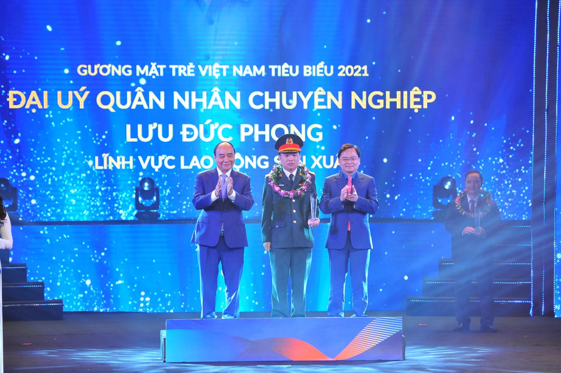 Chủ tịch nước dự Lễ trao Giải thưởng “ Gương mặt trẻ Việt Nam tiêu biểu năm 2021” Chủ tịch nước dự Lễ trao Giải thưởng “ Gương mặt trẻ Việt Nam tiêu biểu năm 2021”