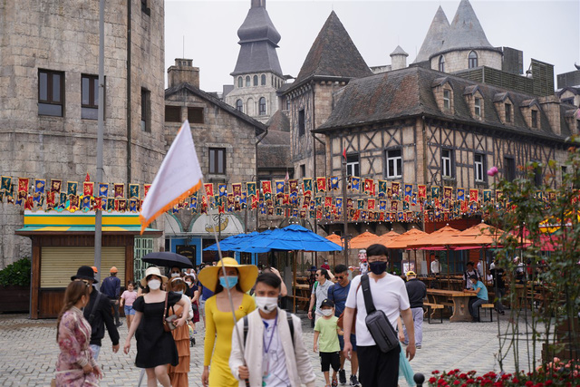 Doanh nghiệp 'sốt sắng' làm mới sản phẩm, chuẩn bị đón khách