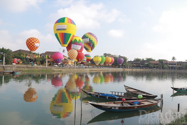 Rực rỡ bầu trời Hội An với “Ngày hội khinh khí cầu”