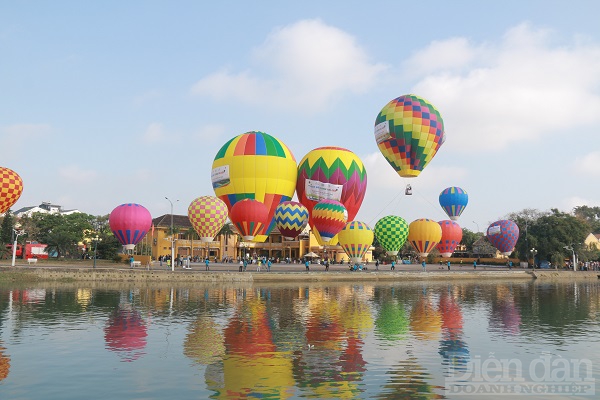 Rực rỡ bầu trời Hội An với “Ngày hội khinh khí cầu”
