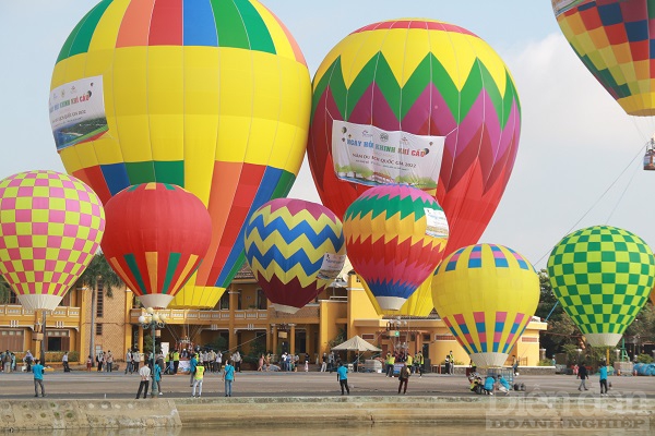 Rực rỡ bầu trời Hội An với “Ngày hội khinh khí cầu”
