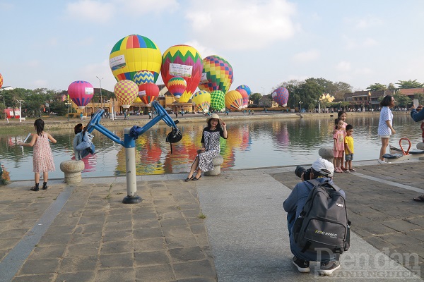 Rực rỡ bầu trời Hội An với “Ngày hội khinh khí cầu”