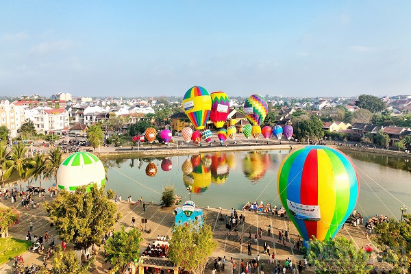 Rực rỡ bầu trời Hội An với “Ngày hội khinh khí cầu”