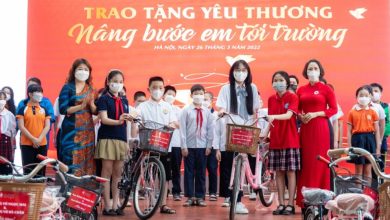 Phó chủ tịch Tập đoàn DOJI tặng quà cho người khó khăn vì Covid-19