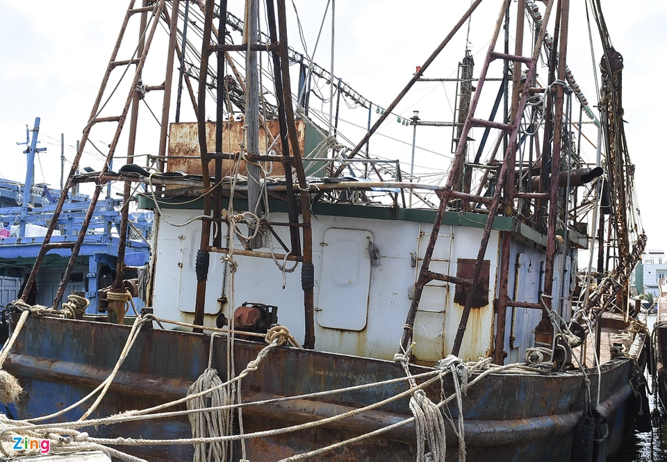 Tàu thép hàng chục tỷ gỉ sét bỏ hoang ở cảng biển miền Trung Tàu thép hàng chục tỷ gỉ sét bỏ hoang ở cảng biển miền Trung