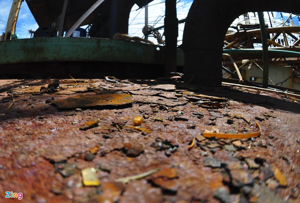 Tàu thép hàng chục tỷ gỉ sét bỏ hoang ở cảng biển miền Trung Tàu thép hàng chục tỷ gỉ sét bỏ hoang ở cảng biển miền Trung