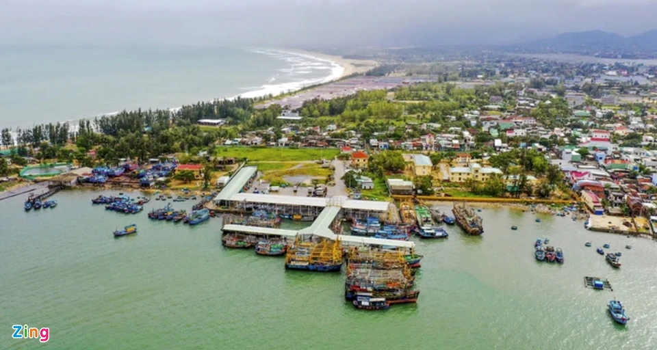 Tàu thép hàng chục tỷ gỉ sét bỏ hoang ở cảng biển miền Trung Tàu thép hàng chục tỷ gỉ sét bỏ hoang ở cảng biển miền Trung