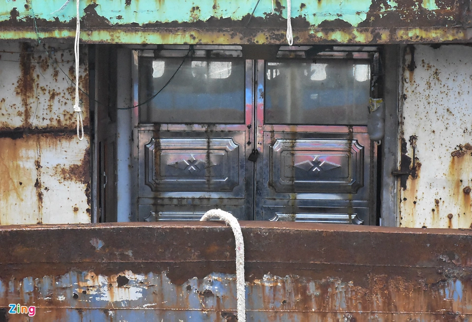 Tàu thép hàng chục tỷ gỉ sét bỏ hoang ở cảng biển miền Trung Tàu thép hàng chục tỷ gỉ sét bỏ hoang ở cảng biển miền Trung