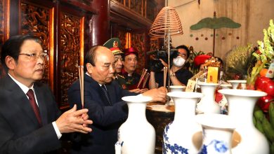 Chủ tịch nước Nguyễn Xuân Phúc dâng hương tưởng niệm các Vua Hùng ngày Giỗ Tổ 10/3