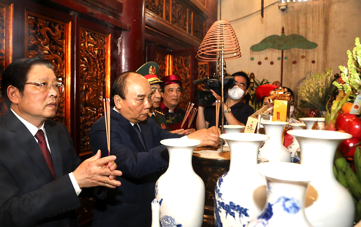 Chủ tịch nước Nguyễn Xuân Phúc dâng hương tưởng niệm các Vua Hùng ngày Giỗ Tổ 10/3