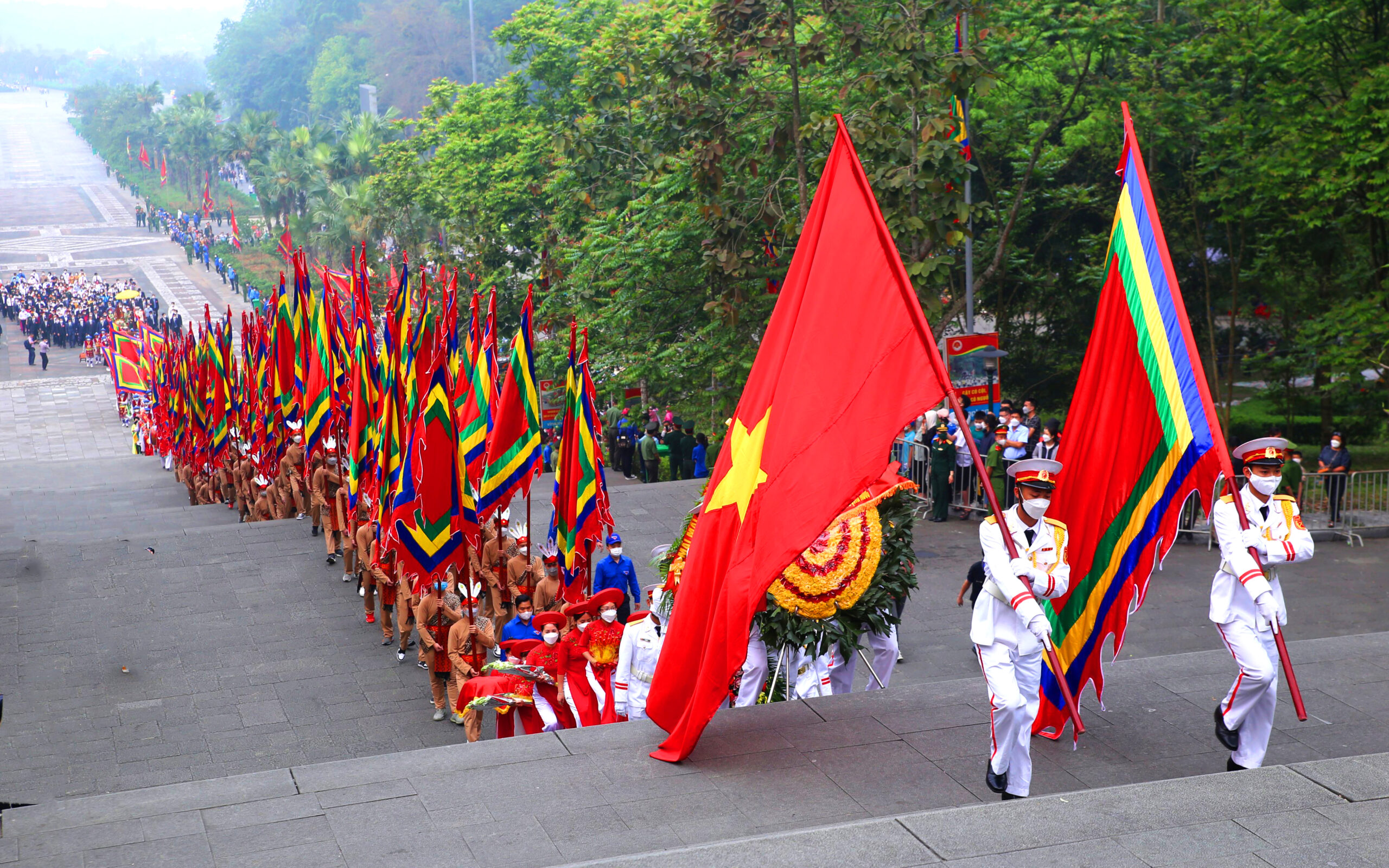 Chủ tịch nước Nguyễn Xuân Phúc dâng hương tưởng niệm các Vua Hùng ngày Giỗ Tổ 10/3