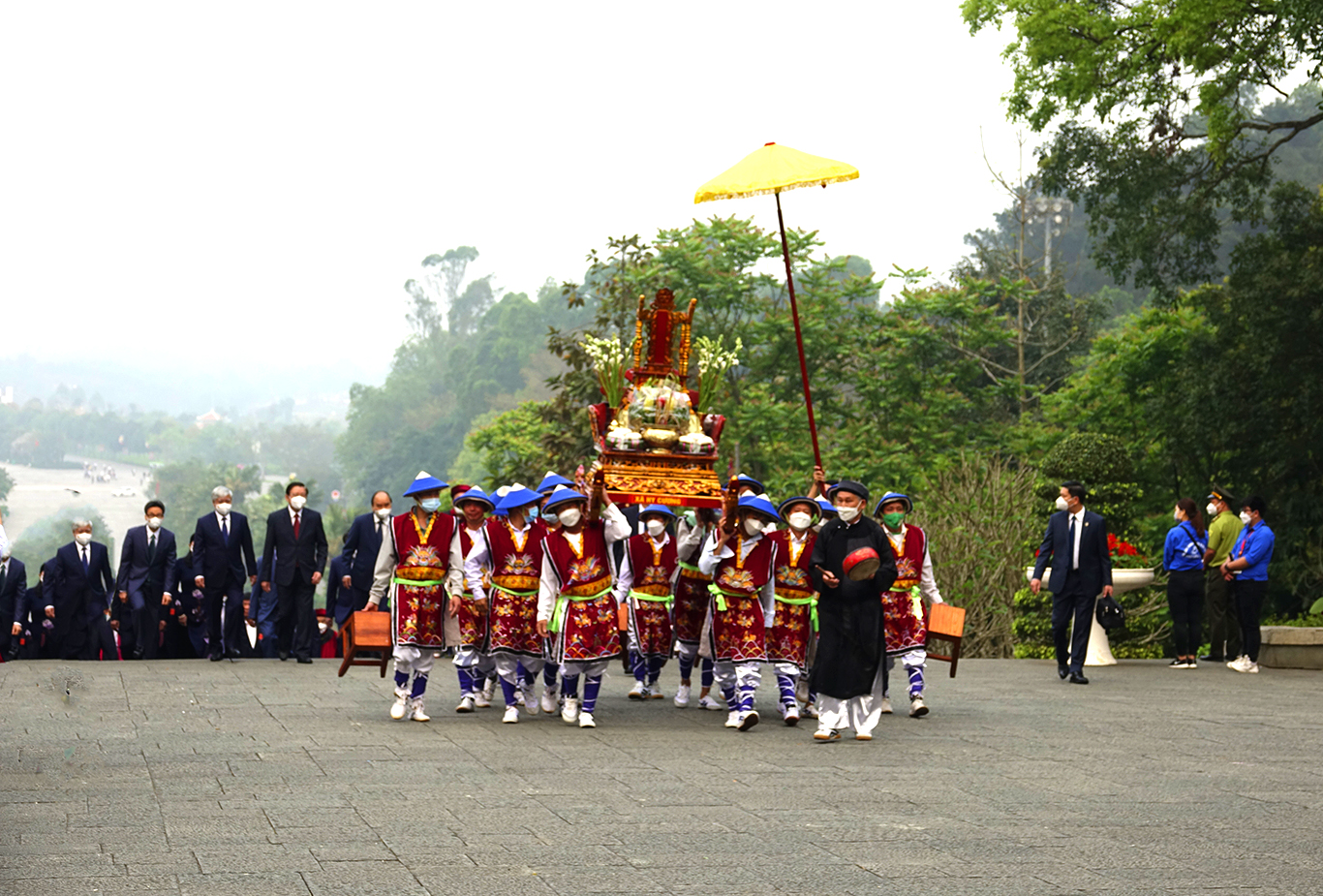 Chủ tịch nước Nguyễn Xuân Phúc dâng hương tưởng niệm các Vua Hùng ngày Giỗ Tổ 10/3