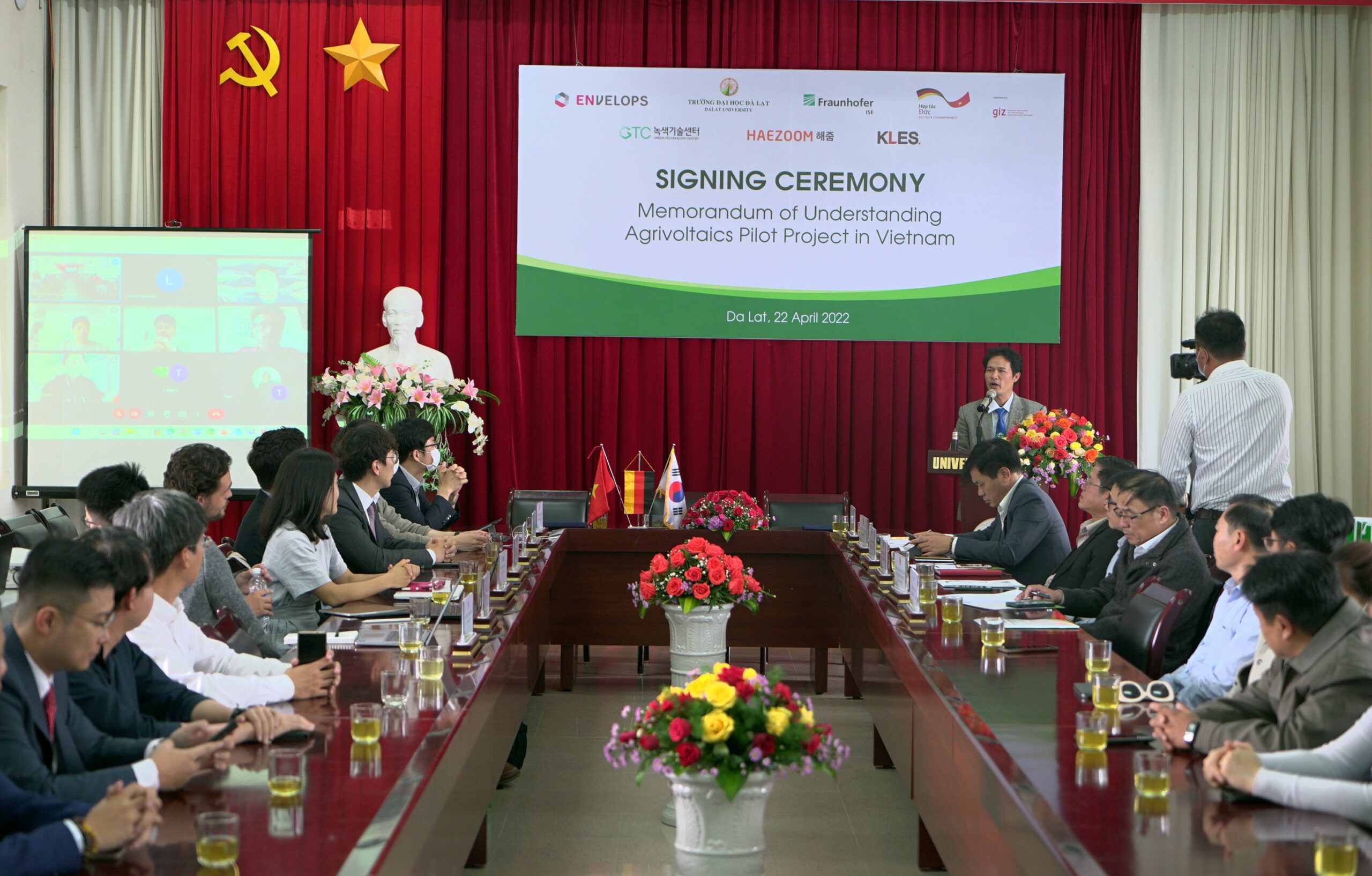 Trường Đại học Đà Lạt: Lễ ký kết Biên bản ghi nhớ xây dựng mô hình thí điểm điện mặt trời kết hợp nông nghiệp Trường Đại học Đà Lạt: Lễ ký kết Biên bản ghi nhớ xây dựng mô hình thí điểm điện mặt trời kết hợp nông nghiệp