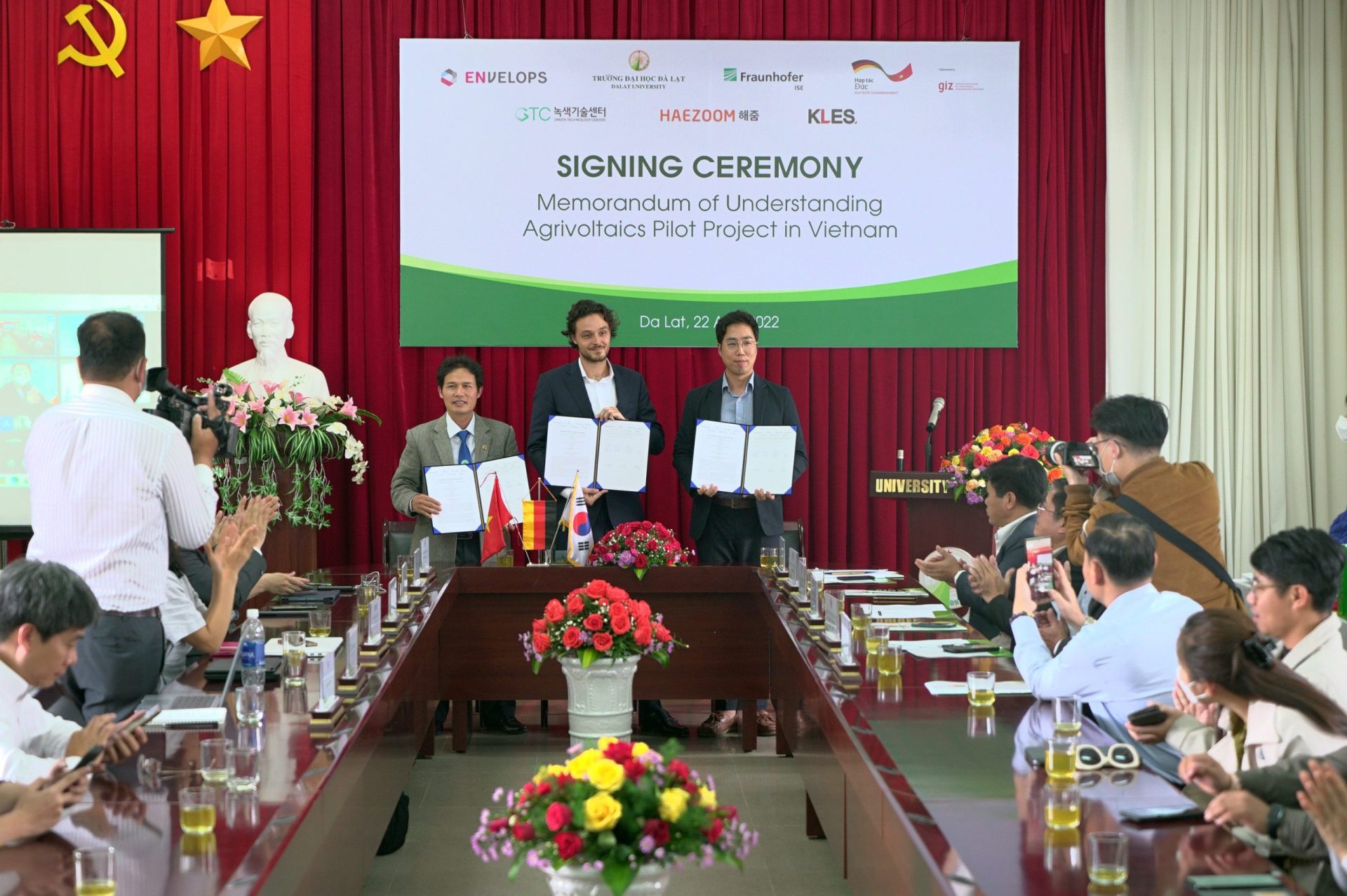 Trường Đại học Đà Lạt: Lễ ký kết Biên bản ghi nhớ xây dựng mô hình thí điểm điện mặt trời kết hợp nông nghiệp Trường Đại học Đà Lạt: Lễ ký kết Biên bản ghi nhớ xây dựng mô hình thí điểm điện mặt trời kết hợp nông nghiệp