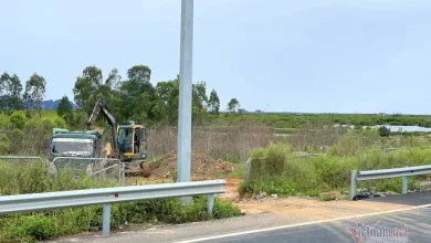 Hàng rào cao tốc Hạ Long - Hải Phòng bị phá cho xe chở đất chạy qua