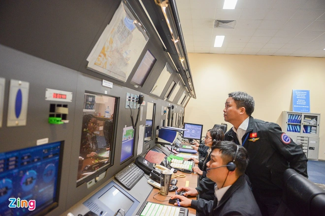 Nhân viên đài không lưu Cát Bi làm việc riêng khi phi công gọi điện