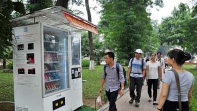 Máy bán hàng tự động có “thay” được gánh hàng rong?