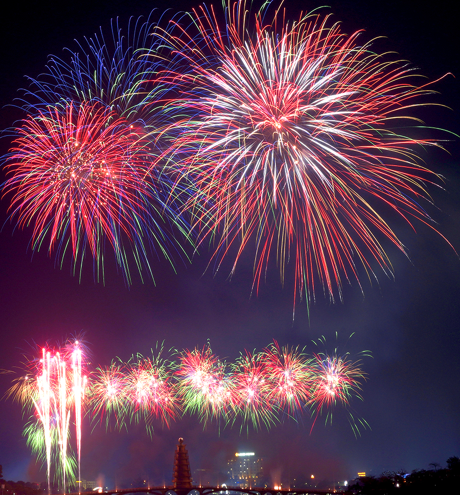 Chủ tịch nước Nguyễn Xuân Phúc dâng hương tưởng niệm các Vua Hùng ngày Giỗ Tổ 10/3