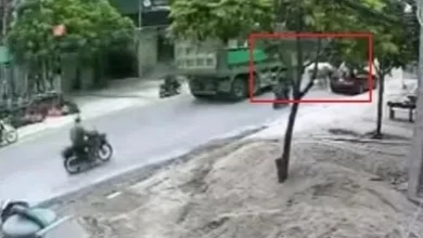 Mở cửa xe không quan sát làm người đi xe đạp điện phía sau tử vong Mở cửa xe không quan sát làm người đi xe đạp điện phía sau tử vong