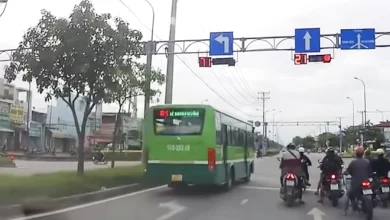 Xe buýt lấn làn, vượt đèn đỏ ở TP.HCM