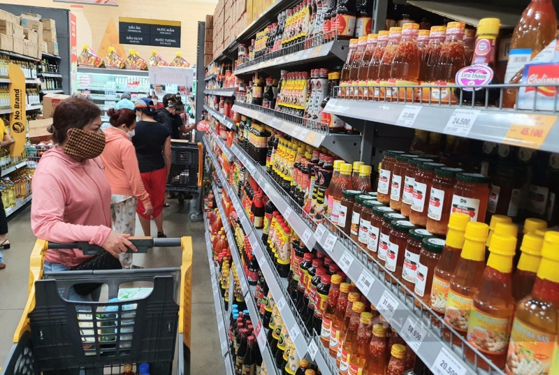 Giá xăng tăng cao, người dân và doanh nghiệp chật vật chống chọi “bão giá” Giá xăng tăng cao, người dân và doanh nghiệp chật vật chống chọi “bão giá”