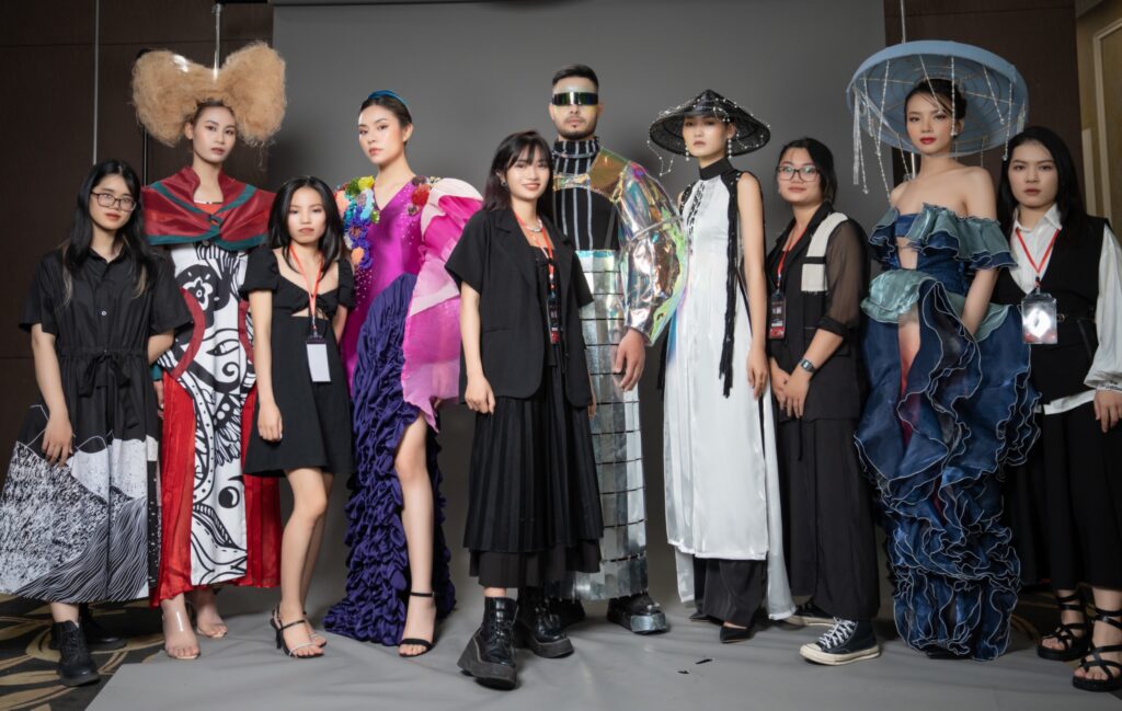 BST thời trang của 5 NTK trẻ đến từ Đại học Mở Hà Nội: Sự sáng tạo không giới hạn