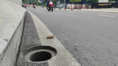Xác minh nguyên nhân loạt nắp chắn rác cầu Nguyễn Hữu Cảnh biến mất