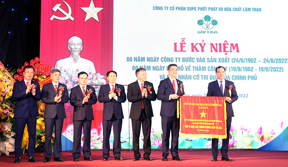 Lễ kỷ niệm 60 năm ngày khánh thành nhà máy Supe phốt phát Lâm thao và đón nhận Cờ thi đua của Chính phủ