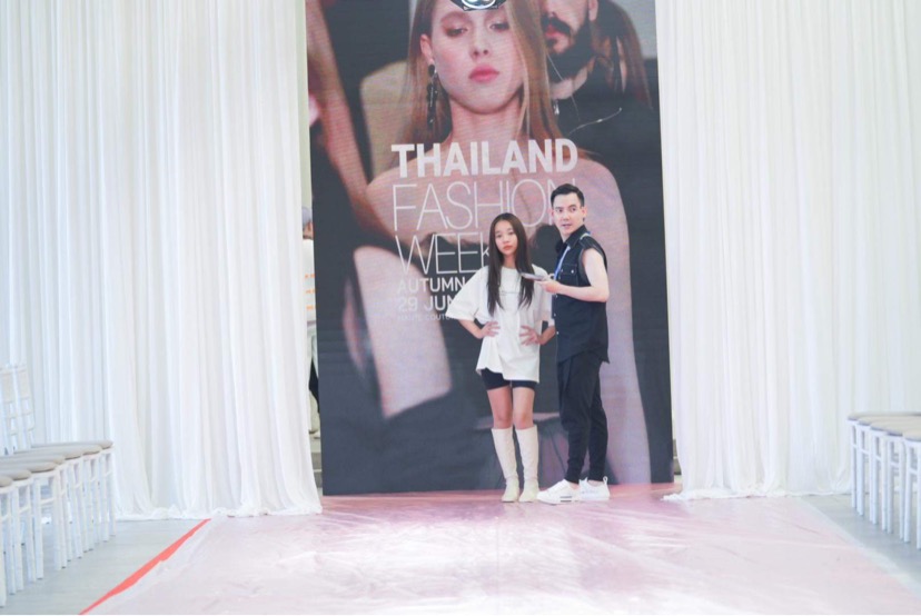 NTK Đắc Ngọc tận tình hướng dẫn dàn mẫu nhí trong buổi tổng duyệt Thailand Fashion Week 2022