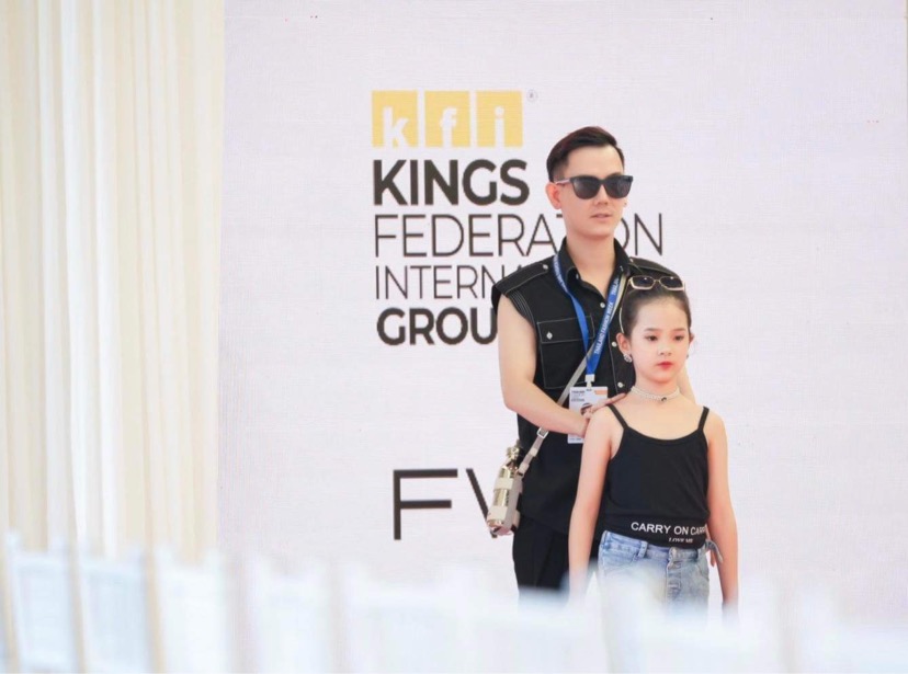 NTK Đắc Ngọc tận tình hướng dẫn dàn mẫu nhí trong buổi tổng duyệt Thailand Fashion Week 2022