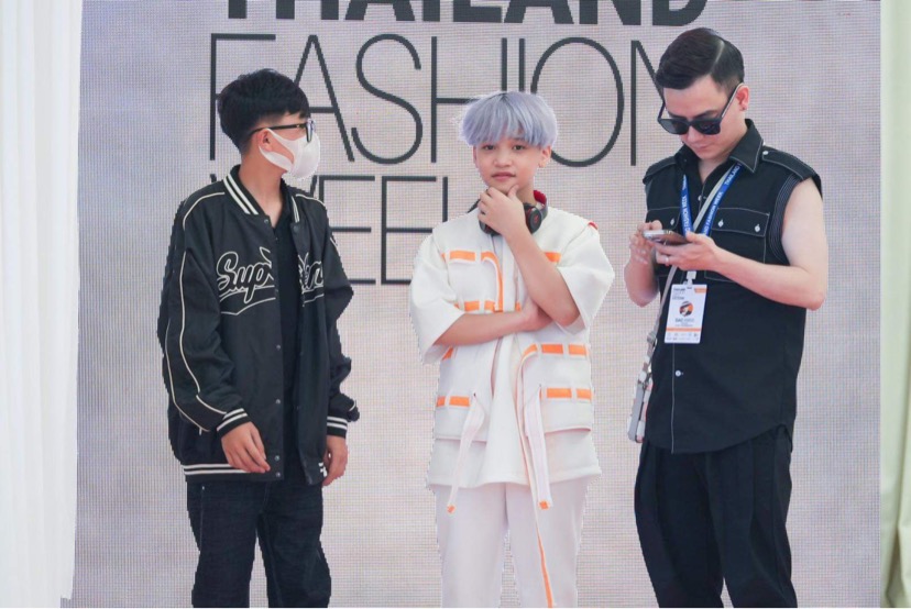 NTK Đắc Ngọc tận tình hướng dẫn dàn mẫu nhí trong buổi tổng duyệt Thailand Fashion Week 2022