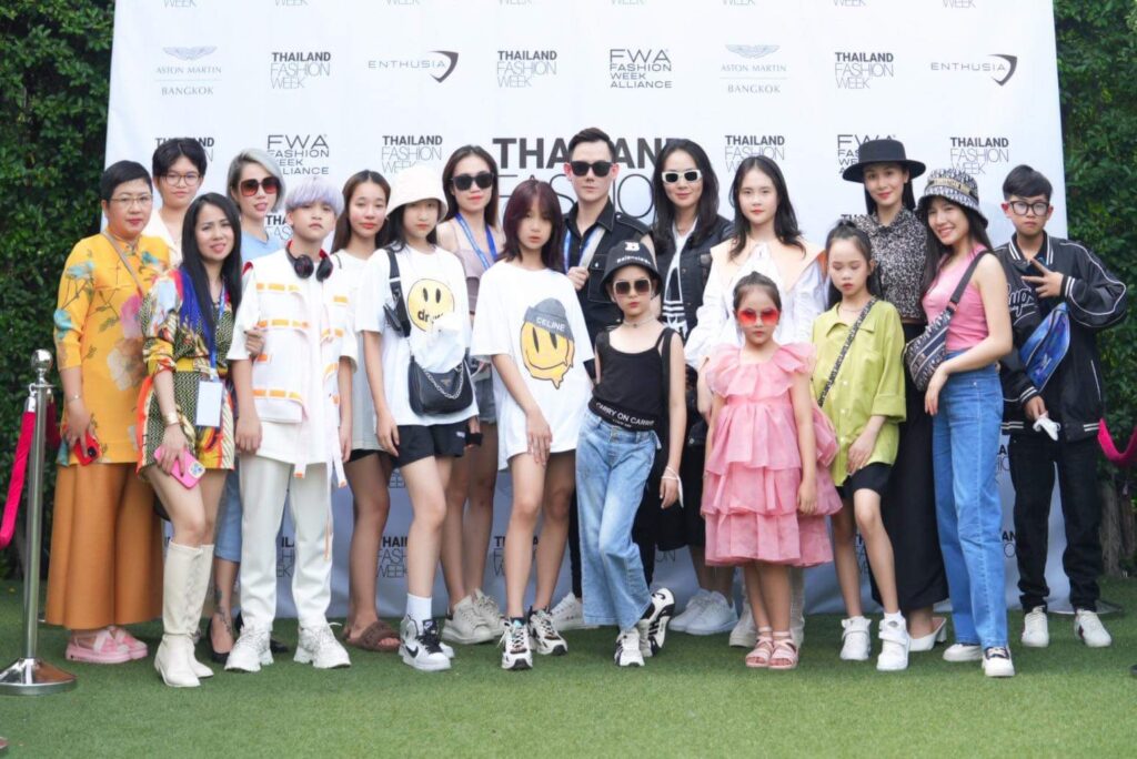 NTK Đắc Ngọc tận tình hướng dẫn dàn mẫu nhí trong buổi tổng duyệt Thailand Fashion Week 2022