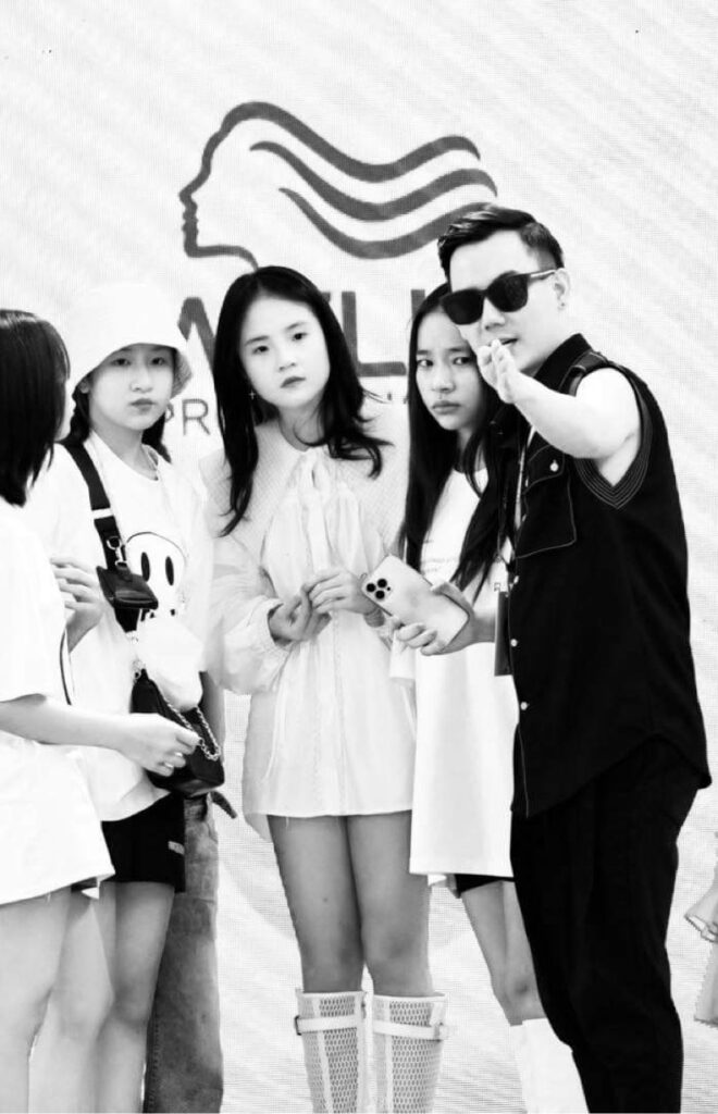 NTK Đắc Ngọc tận tình hướng dẫn dàn mẫu nhí trong buổi tổng duyệt Thailand Fashion Week 2022