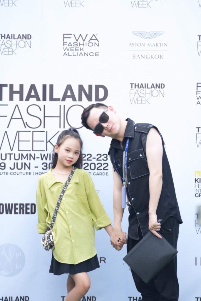 NTK Đắc Ngọc tận tình hướng dẫn dàn mẫu nhí trong buổi tổng duyệt Thailand Fashion Week 2022