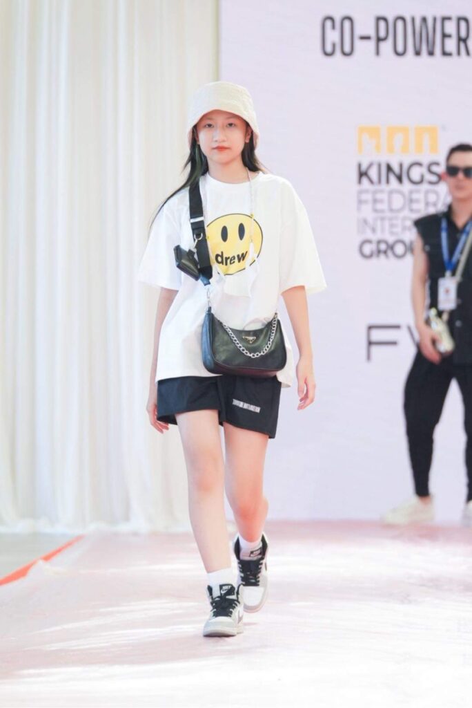 NTK Đắc Ngọc tận tình hướng dẫn dàn mẫu nhí trong buổi tổng duyệt Thailand Fashion Week 2022
