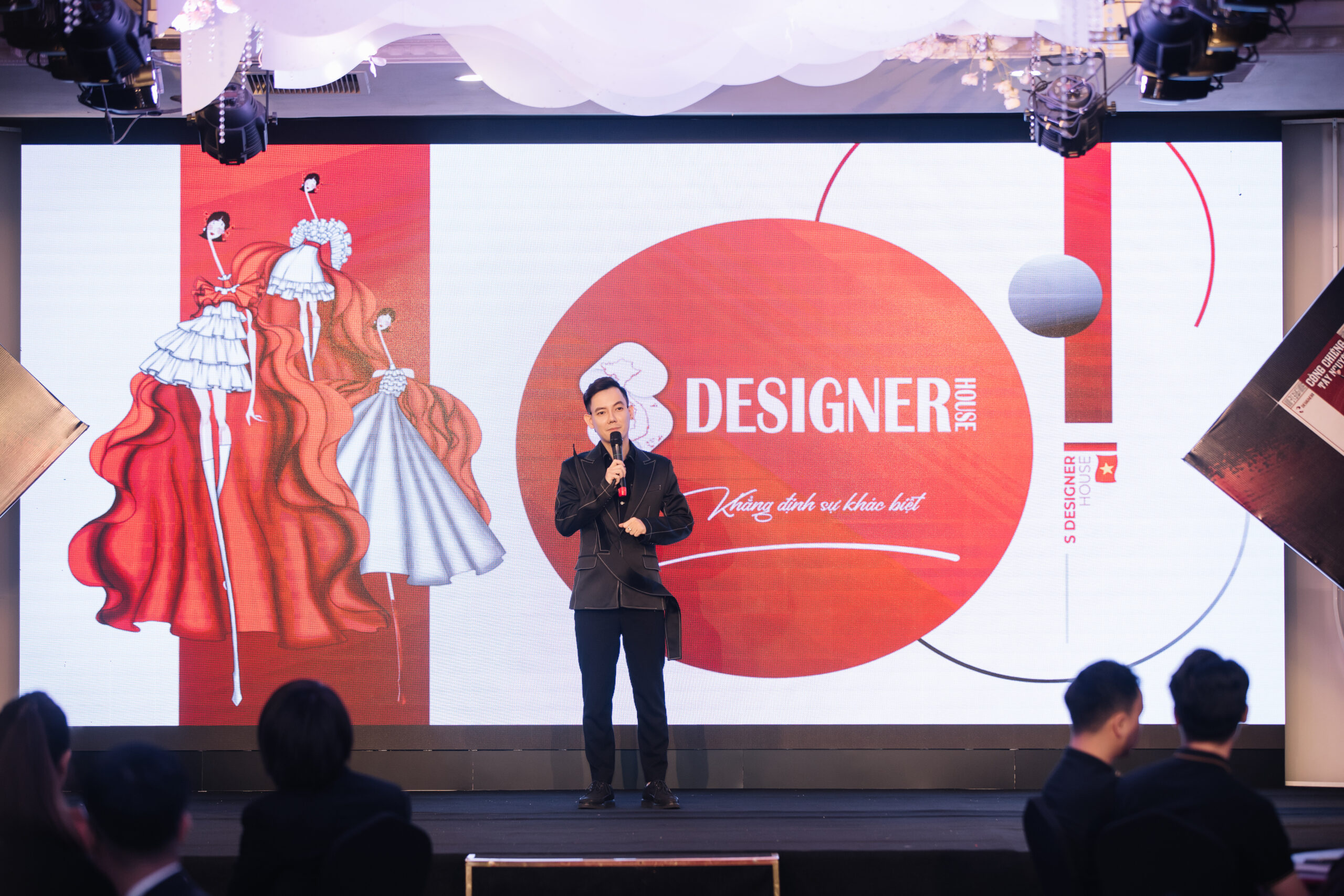 Công bố 16 mẫu nhí và 16 NTK mở màn Thailand Fashion Week 2022 Công bố 16 mẫu nhí và 16 NTK mở màn Thailand Fashion Week 2022