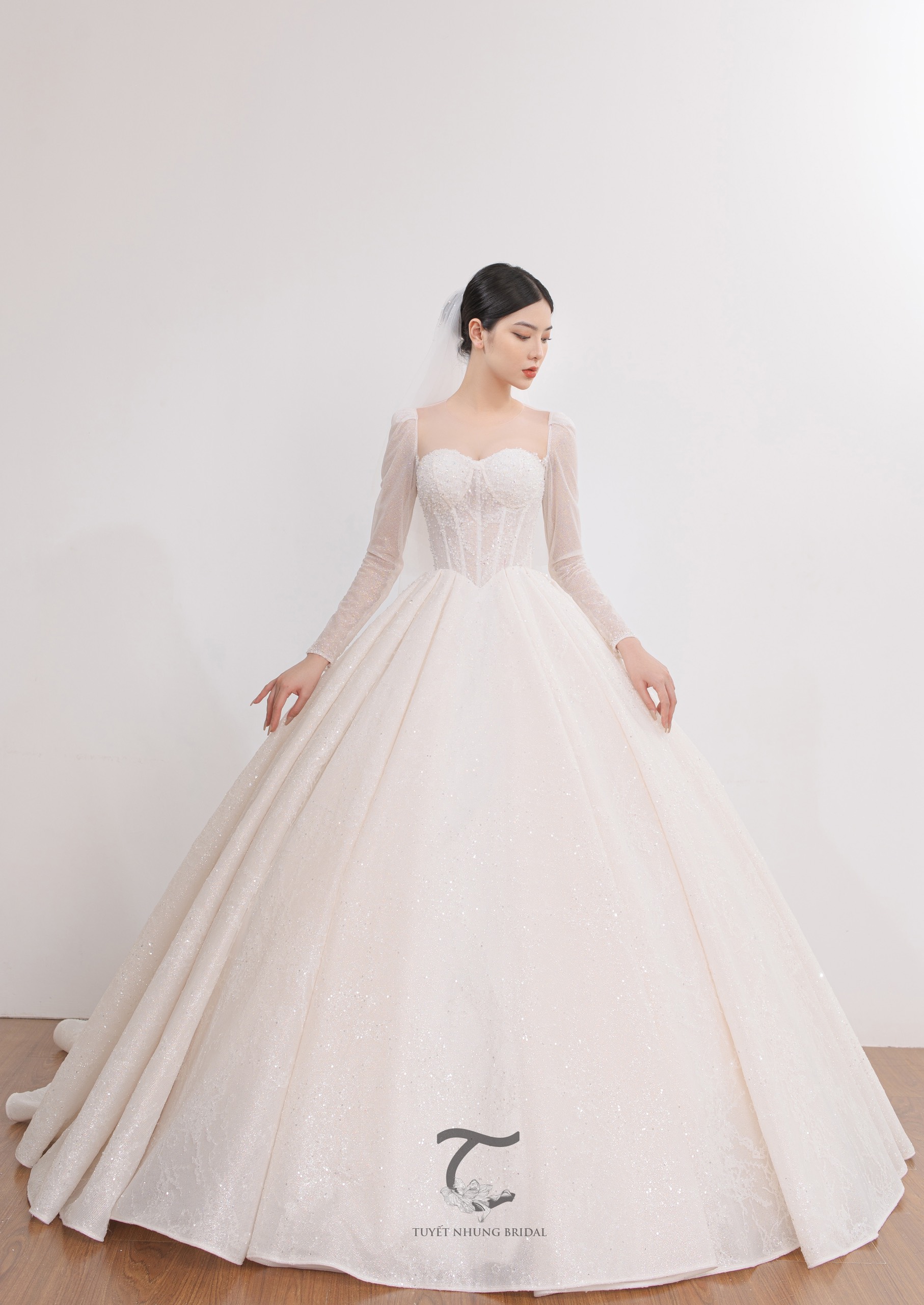 Hé lộ BST váy cưới đến từ Tuyết Nhung Bridal trình làng tại Lễ công bố Vietnam International Fashion Tour