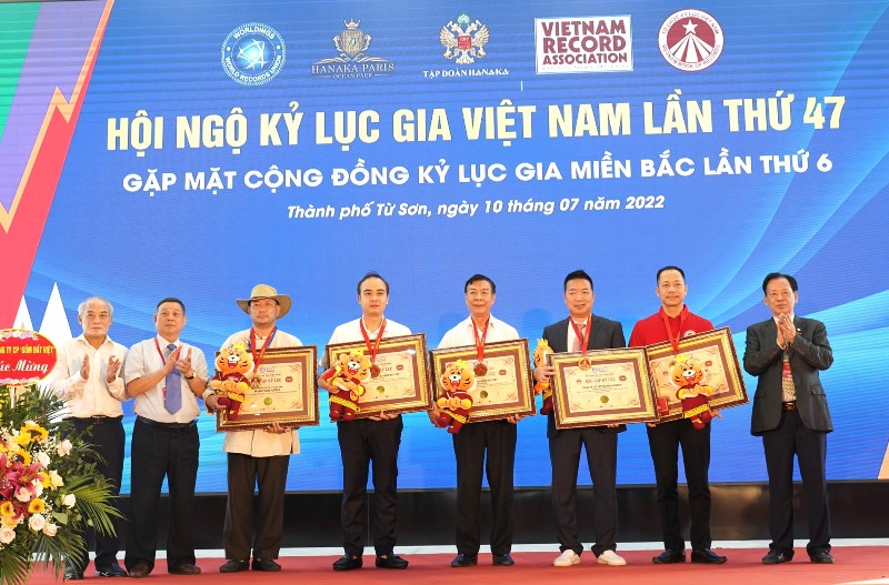 6 kỷ lục mới được trao tại Hội ngộ Kỷ lục gia Việt Nam lần thứ 47 6 kỷ lục mới được trao tại Hội ngộ Kỷ lục gia Việt Nam lần thứ 47