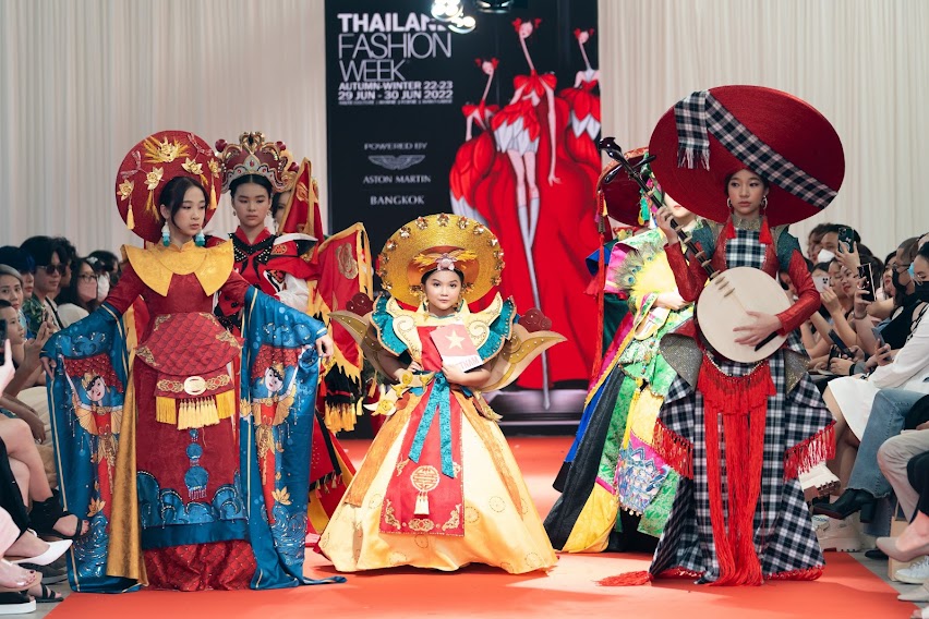 Mẫu nhí Bảo Nhi mang văn hóa Việt tỏa sáng trên sàn diễn Thailand Fashion Week 2022 Mẫu nhí Bảo Nhi mang văn hóa Việt tỏa sáng trên sàn diễn Thailand Fashion Week 2022