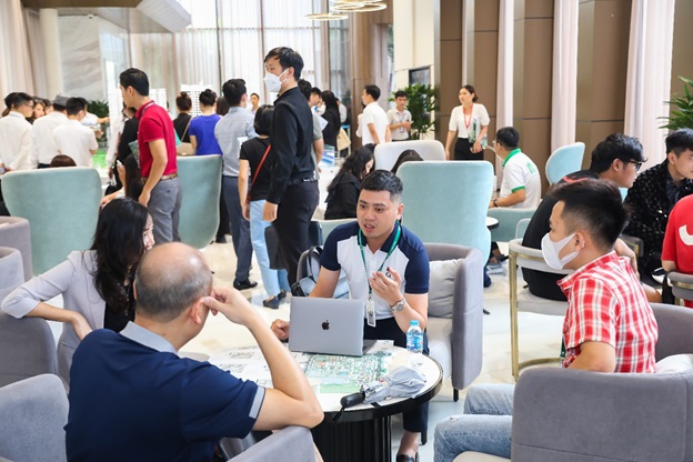 Khách hàng tấp nập tại tổ hợp căn hộ đa tiện ích ở Tây Nam Linh Đàm Khách hàng tấp nập tại tổ hợp căn hộ đa tiện ích ở Tây Nam Linh Đàm