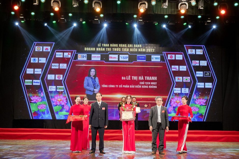 Chủ tịch HĐQT VNI Lê Thị Hà Thanh nhận giải thưởng Doanh nhân xuất sắc Việt Nam năm 2022 (Bà Nguyễn Thị Thúy Hằng - GĐ Ban TCHC nhận thay giải thưởng)